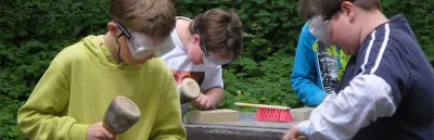 Kinder beim Bildhauerkurs mit Sandstein