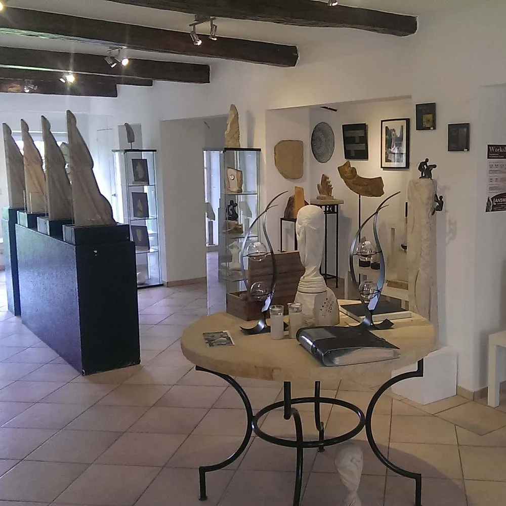 Galerie und Laden mit Sandsteinobjekten und Geschenkideen