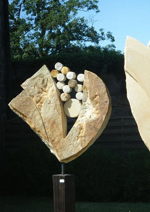 Reliefs als Gartenstecker aus Bentheimer Sandstein